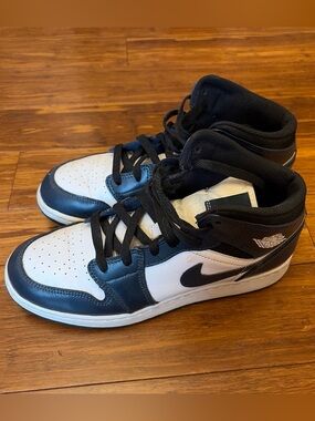 Real Nike women’s “panda” Jordan 1s
